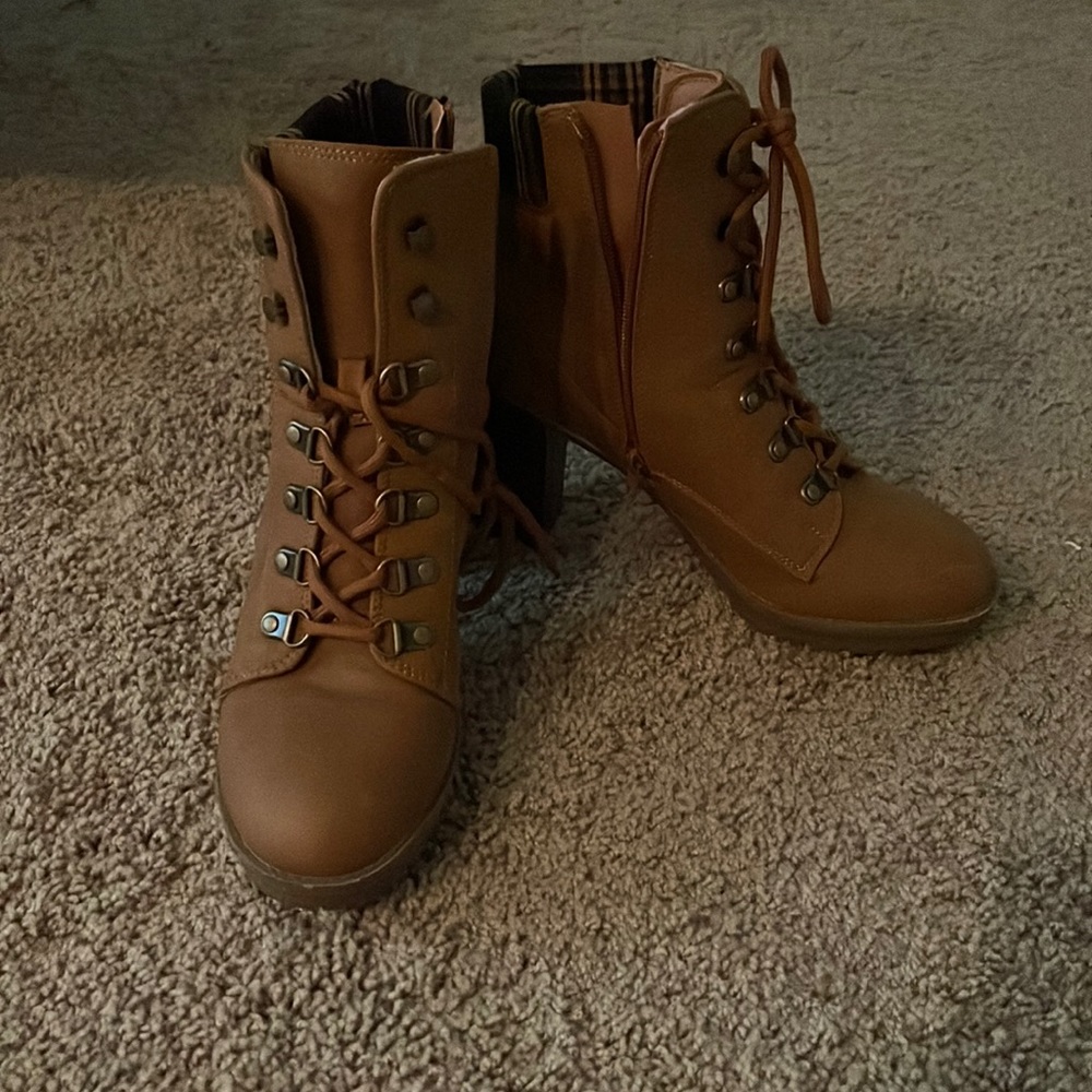 Brown/tan/beige shoes. Andiamo. Size 9.5 women’s.